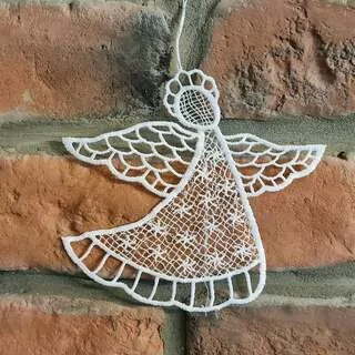 Andělíček paličkovaný krajka otočený na bok K4357