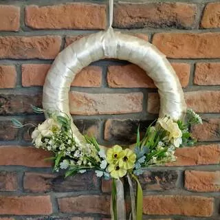 Jarní věneček z květů HAND MADE K8479