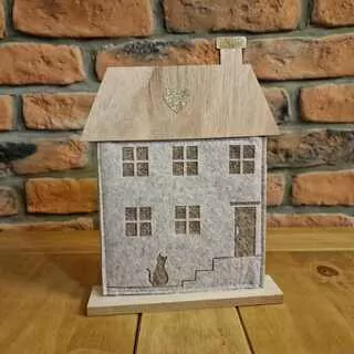 Domek dřevo/filc 26 cm K8845