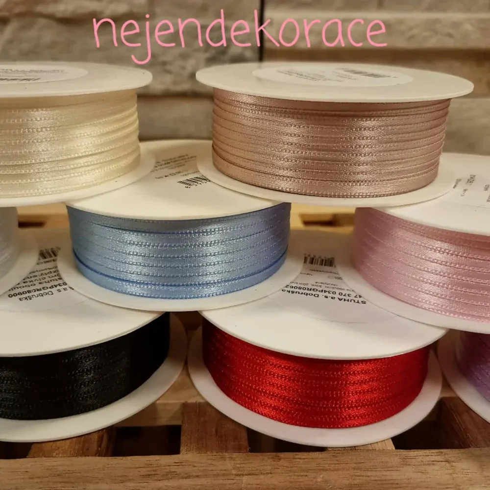 Atlasová stuha oboulící K3020