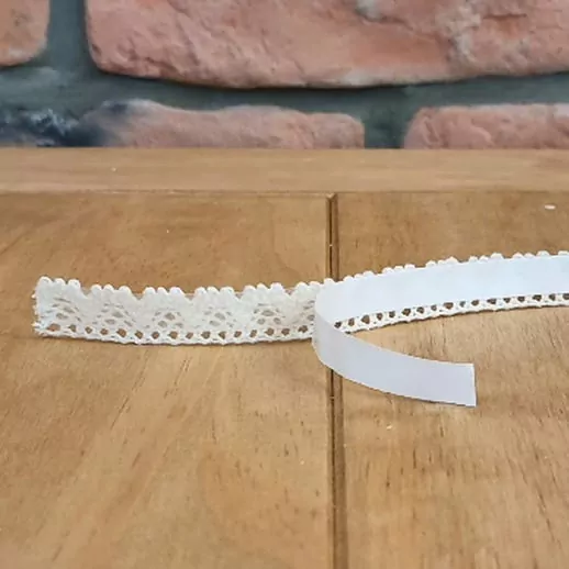 Stuha krajka krémová samolepící K7638